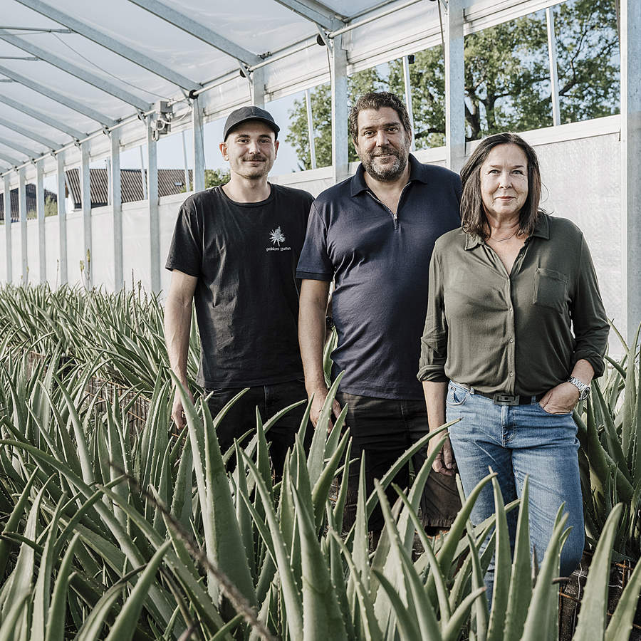 Die Familie Köhlmeier von Polders Garten in ihrem Aloe Vera Gewächshaus am Bodensee.